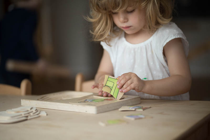 Kind spielt Puzzle 
